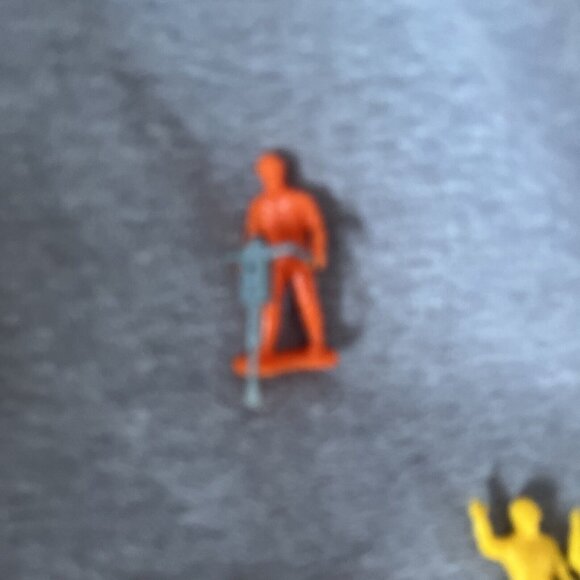 TOY PLASTIC CONSTRUCTION WORKERS 1.5" FIGURES SLEDGE HAMMER, SHOVEL, WHEELBARROW - Picture 3 of 5